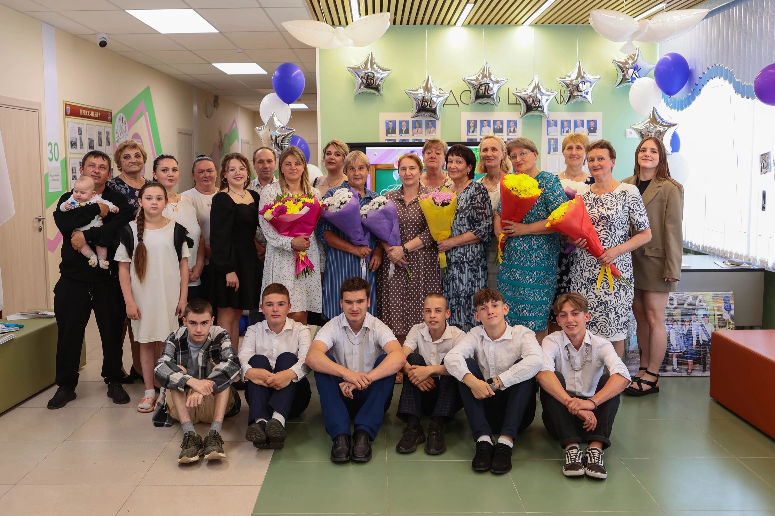 Выпускники 2024 года с учителями и родителями.