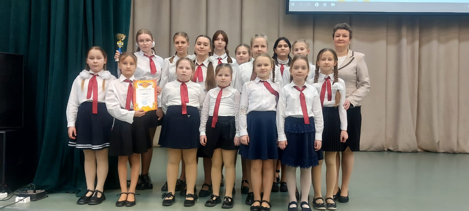 Школьный хор "Мелодия" - лауреат 2 степени муниципального этапа Всероссийского фестиваля «Поют дети России»..